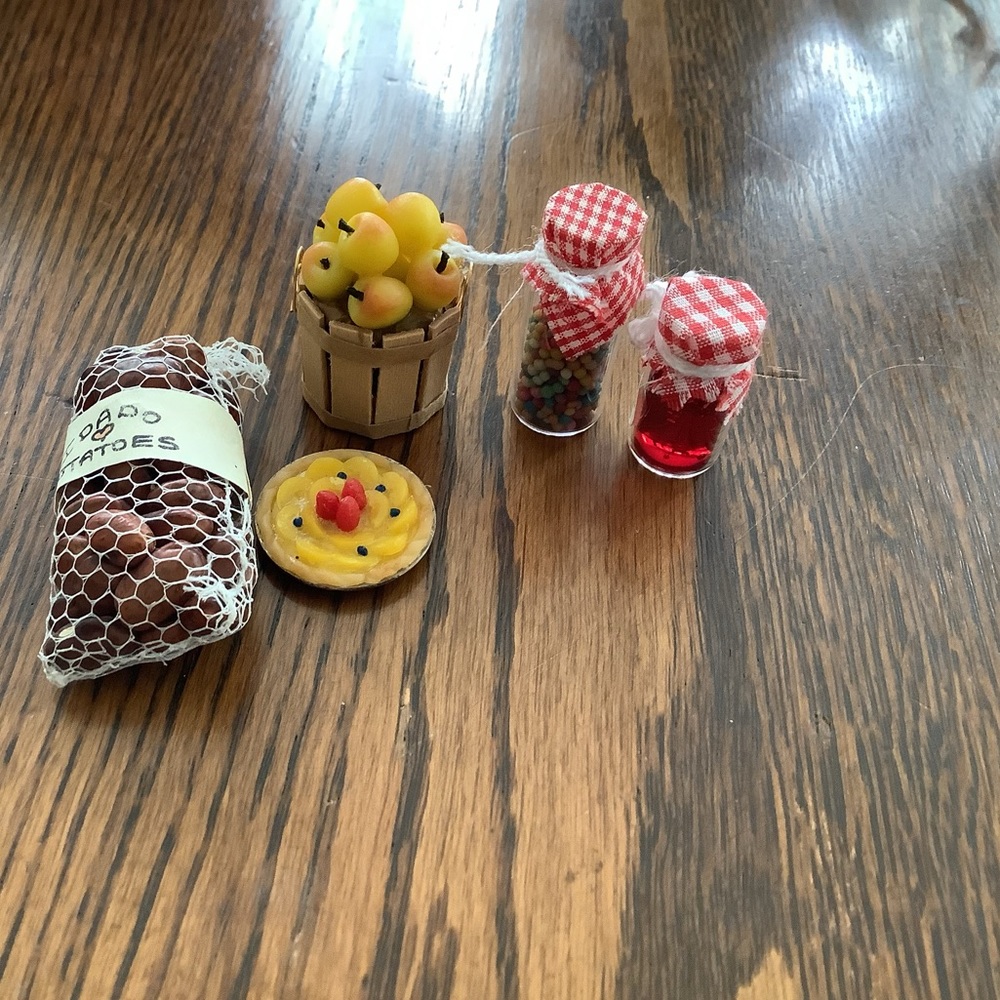 Hitty Food: Sack of Potatoes, Peach Pie, Basket of